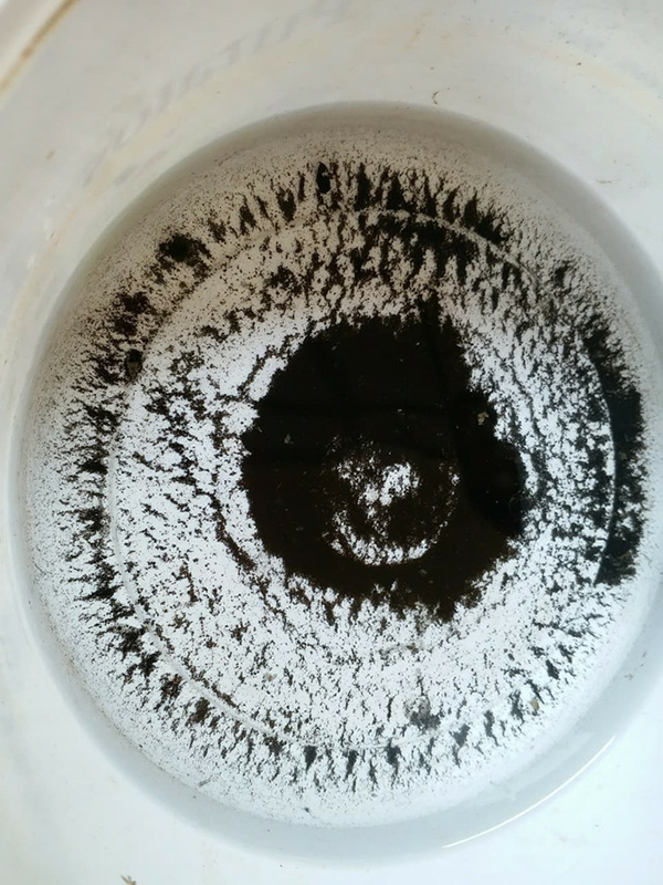 Nước có cặn bẩn, mạt than trôi ra khi lần đầu xả rửa hệ thống lọc - Cách dùng máy lọc nước karofi đúng cách tại Nuocngon.com
