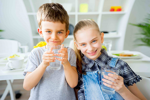 Trẻ nhỏ thích uống nước hơn từ khi có máy lọc nước