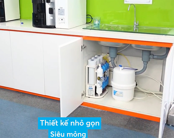 Hình ảnh lắp đặt máy lọc nước Karofi dưới gầm chậu rửa