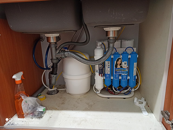 Vị trí đặt máy lọc nước Karofi S038 dưới gầm chậu rửa -  lắp máy lọc nước Karofi S-S038